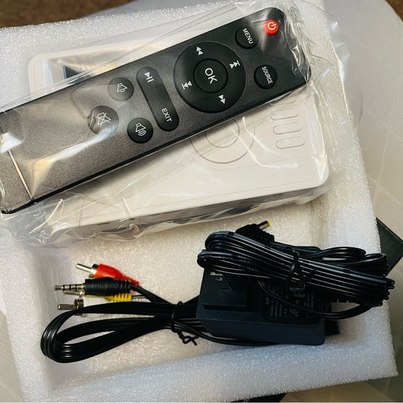 Portable Mini Movie Projector - Picture 4 of 6